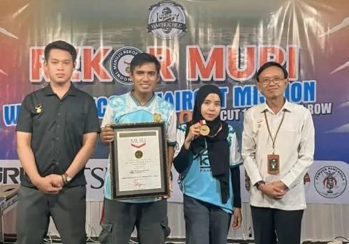 Mantap! Tukang Cukur di Kalteng Pecahkan Rekor MURI