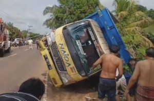Nahas, Ibu dan Anak Tewas Tertimpa Truk Terguling