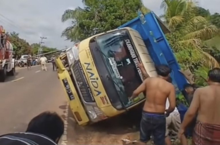 Nahas, Ibu dan Anak Tewas Tertimpa Truk Terguling