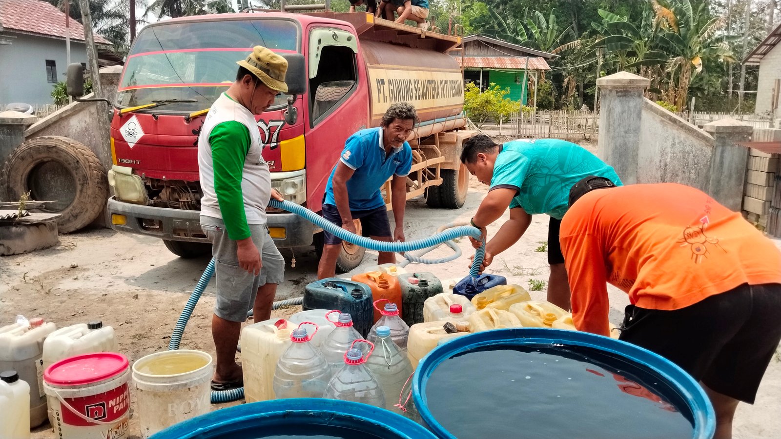 PT GSPP Salurkan Bantuan Air Bersih Bagi Warga Desa Sungai Kuning 