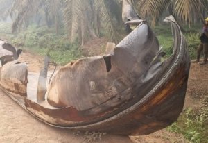Geger, Warga Temukan Bangkai Besi Mirip Serpihan Pesawat