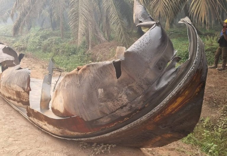 Geger, Warga Temukan Bangkai Besi Mirip Serpihan Pesawat