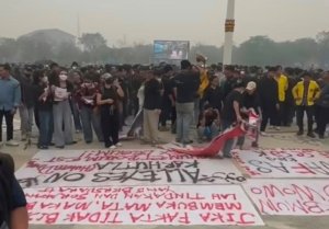 Ratusan Massa Aliansi Masyarakat Kalteng Geruduk Kantor Gubernur