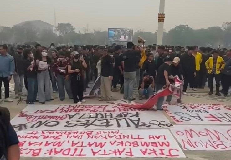 Ratusan Massa Aliansi Masyarakat Kalteng Geruduk Kantor Gubernur